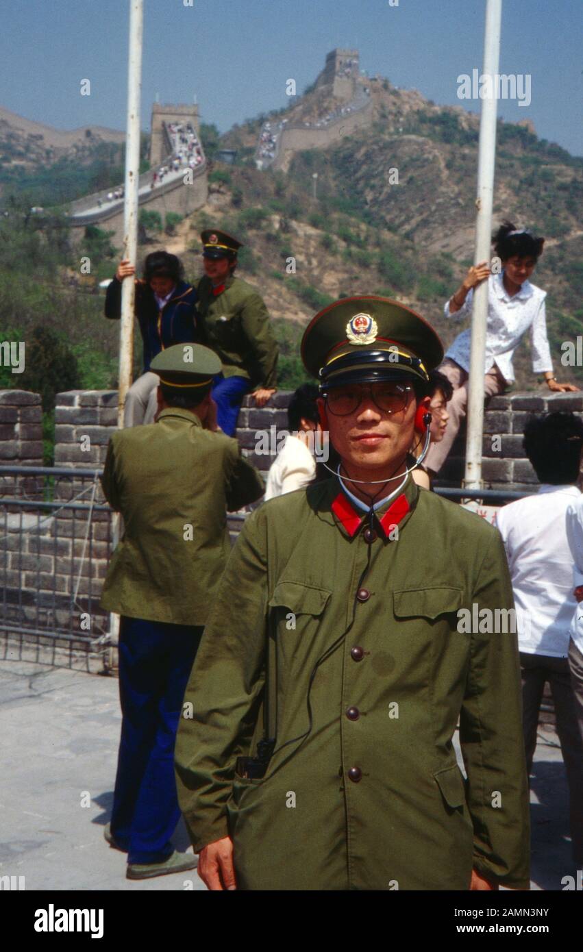 Soldat besichtigt die Chinesische Mauer, China 1980er Jahre. Soldier on a sightseeing tour along the Chinese Wall, China 1980s. Stock Photo