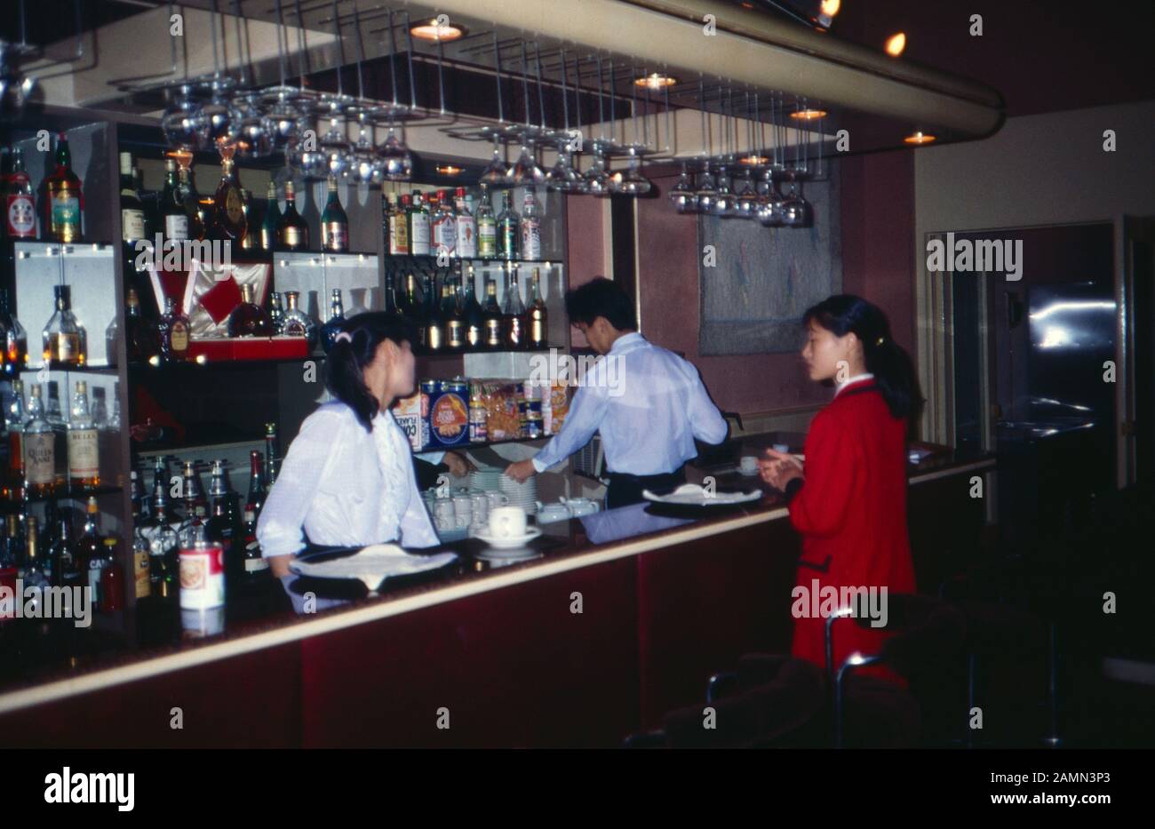 Bar in einem Hotel in Peking, China 1980er Jahre. Bar at a hotel in