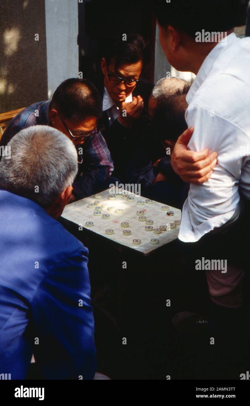 Chinesen lieben das Glücksspiel und betrügen sich dabei gerne untereinander, China 1980er Jahre. Chinese people love gambling and cheating each other, China 1980s. Stock Photo