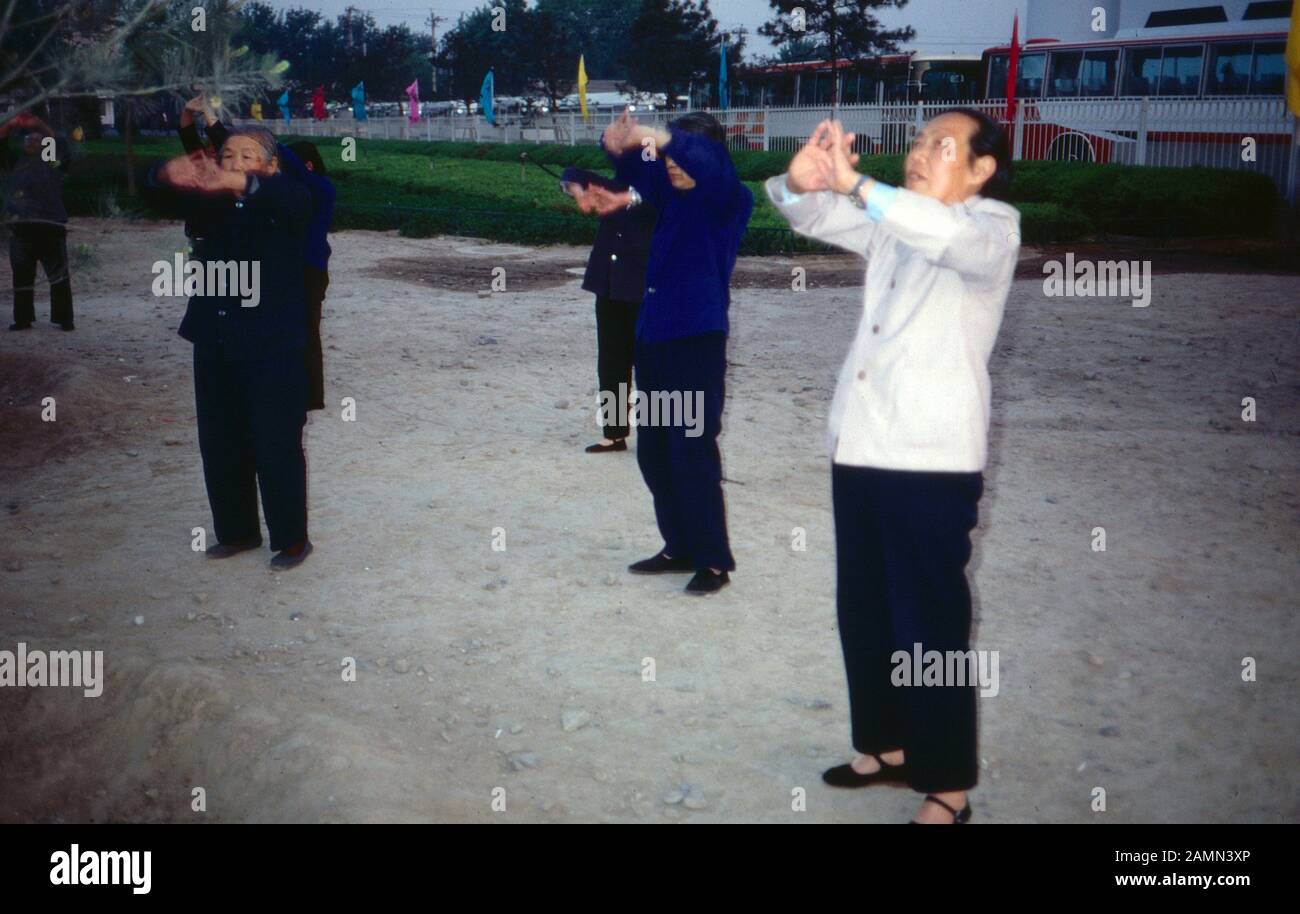 Gruppe beim Tai Chi in Peking, China 1980er Jahre. Group doing their Tai Chi exercises at Beijing, China 1980s. Stock Photo