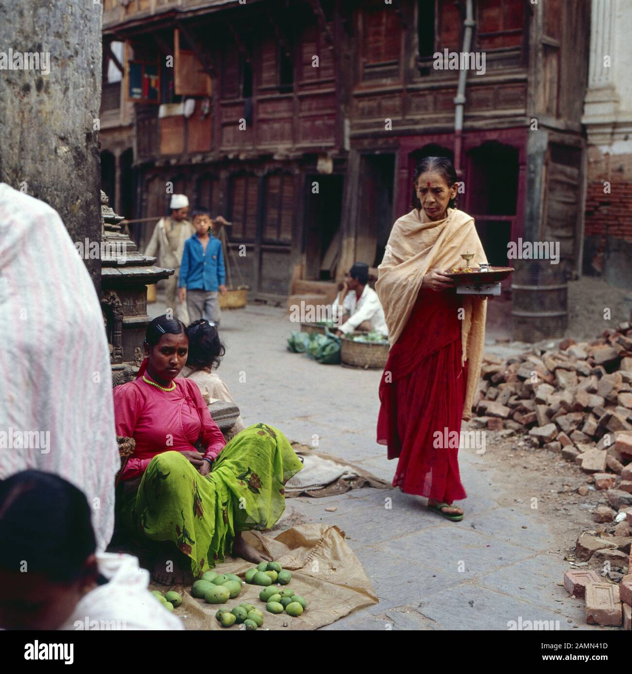 Eine Frau geht auf einem Markt in Kathmandu einkaufen, Nepal 1980er Jahre. A woman shopping on a market at Kathmandu, Nepal 1980s. Stock Photo