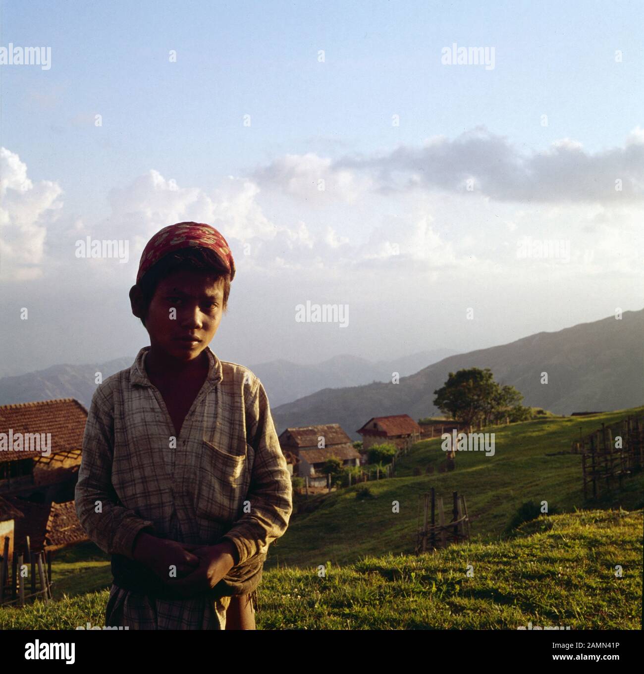 Junge im Hochland von Nepal, 1980er Jahre. Boy in the Nepalese highlands, 1980s. Stock Photo