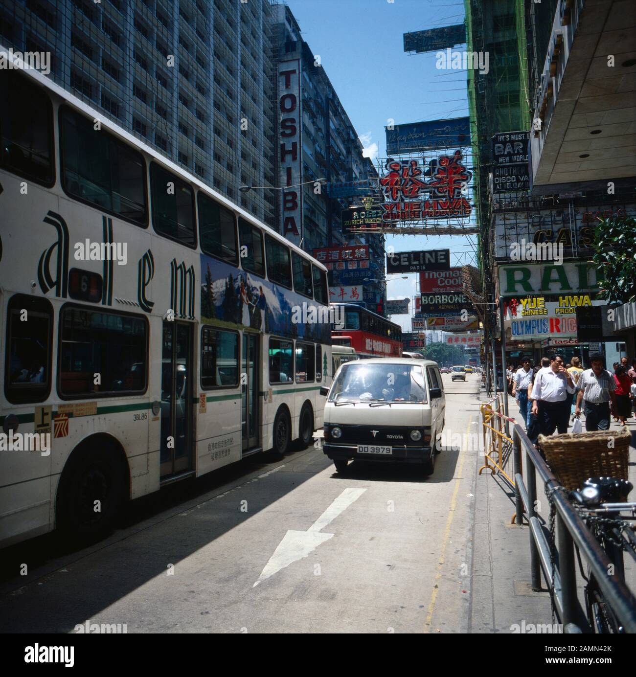 Doppelstöckiger Bus in Hongkong, 1980er Jahre. Double decker bus in the streets of Hong Kong, 1980s. Stock Photo