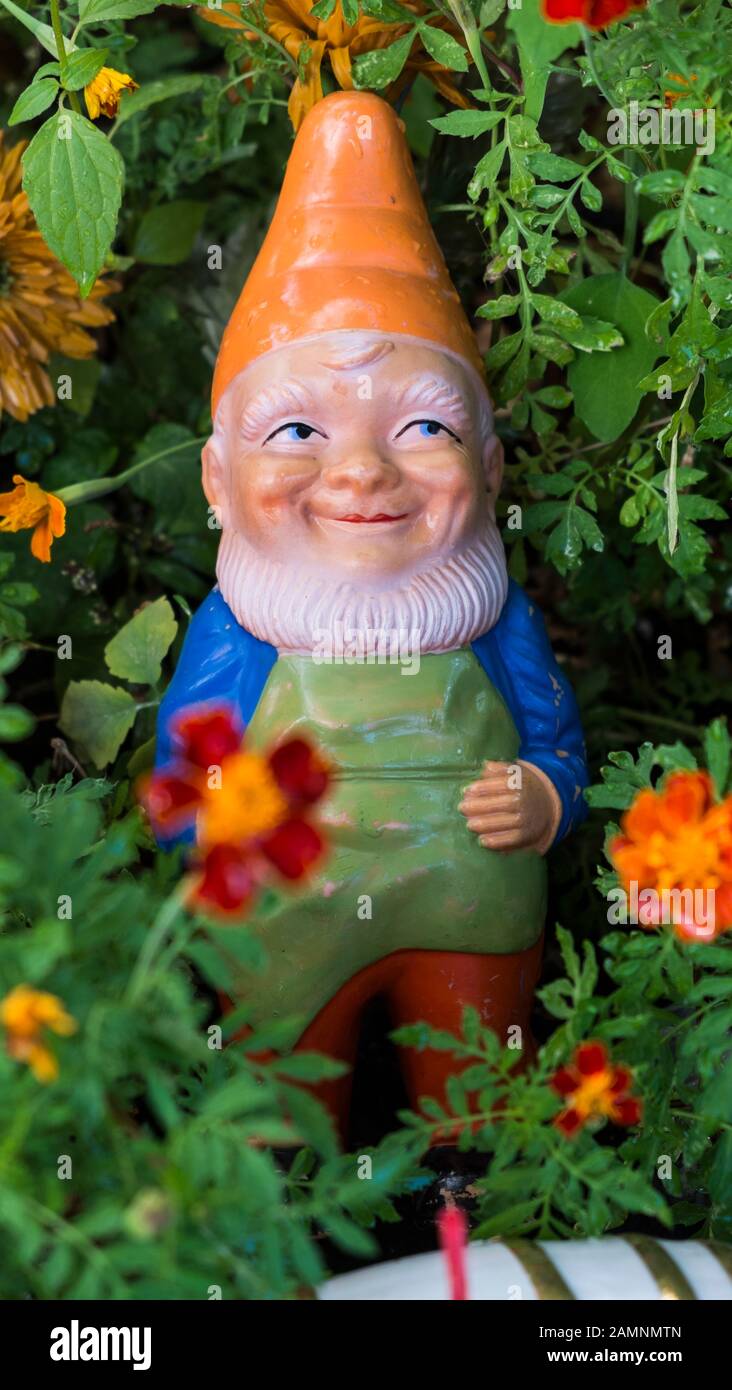 Garden gnome hi-res stock photography and images - Alamy
