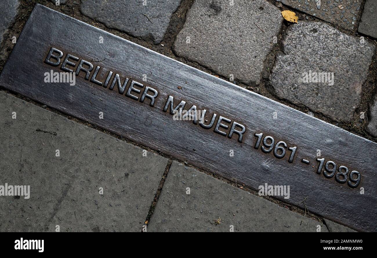 berlin wall 1961-1989, berliner mauer 1961-1989, metal memorial plaque marking the route of the wall Stock Photo