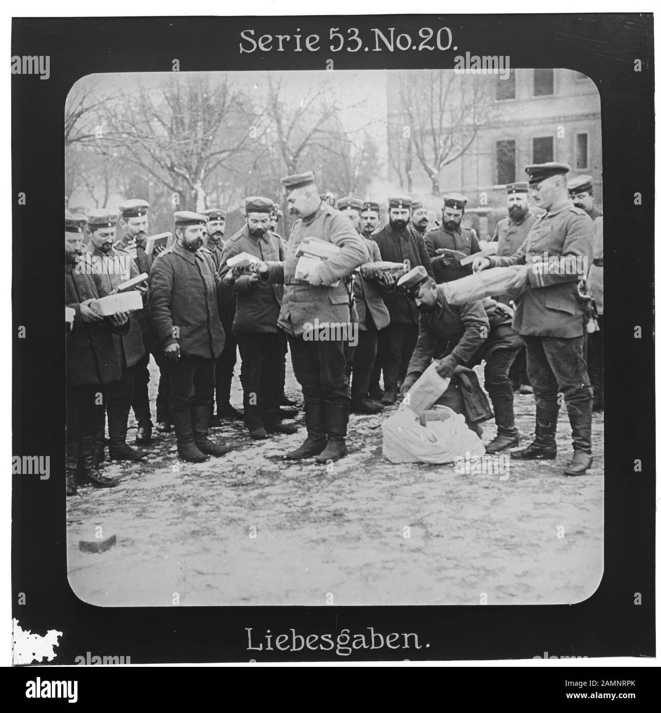 Projection für Alle: Weltkrieg Serie 53 Kolonial-, See- und Landkämpfe No. 20. Liebesgaben. - Die Firma „Projection für Alle“ wurde 1905 von Max Skladanowsky (1861-1939) gegründet. Sie produzierte bis 1928 fast 100 Serien zu je 24 Glasdias im Format 8,3 x 8,3 cm im sog. Bromsilber-Gelatine-Trockenplatten Verfahren. Die Serien umfassten vor allem Städte, Länder, Landschaften aber auch Märchen und Sagen, das Alte Testament und den Ersten Weltkrieg. Stock Photo