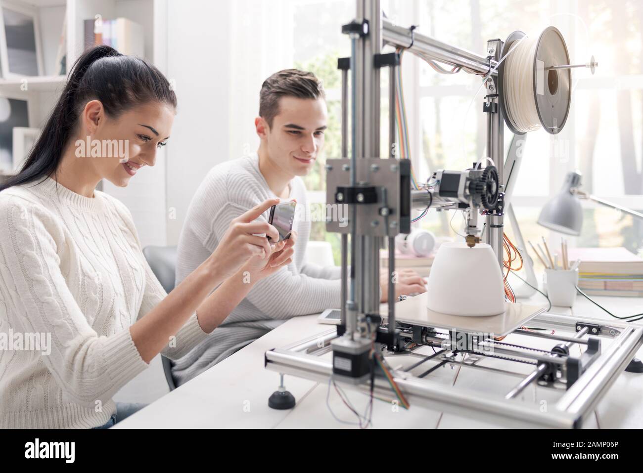 Компьютерные технологии в машиностроении. Профессия инженер конструктор. Инженер 3d-печати. 3д принтеры лаборатория. Hololens 3.