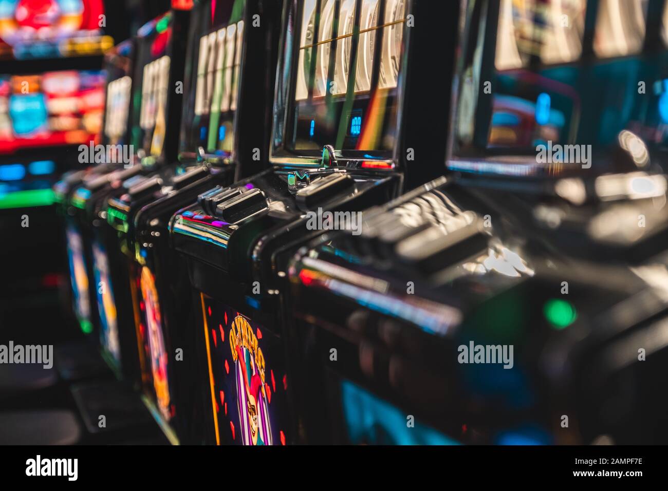 Elegante Interior De Casino Con Máquinas Tragaperras Decoración Lujosa  Ambiente Acogedor. Juego De Juegos De Azar De Ocio Foto de archivo - Imagen  de hotel, nightlife: 385720992, image size:1300x956