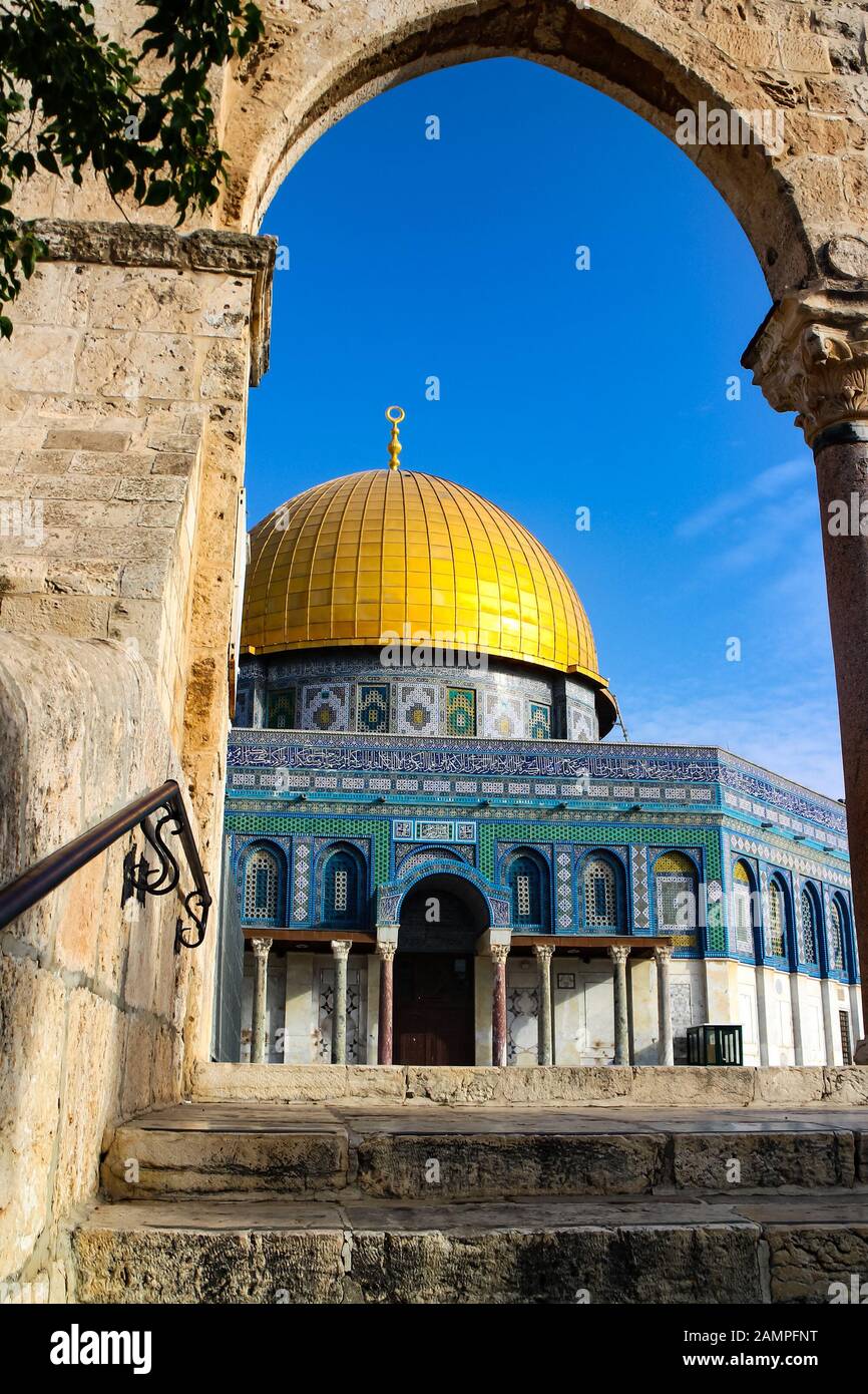Stairs lead up to Dome of the Rock, seen naturally framed by a stone arch. Temple Mount, old Jerusalem, Israel. Stock Photo