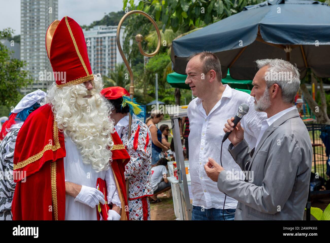 Vice consul of The Netherlands welcomes Sinterklaas and his assistants on the city lake shore in Rio de Janeiro where Dutch community has gathered Stock Photo