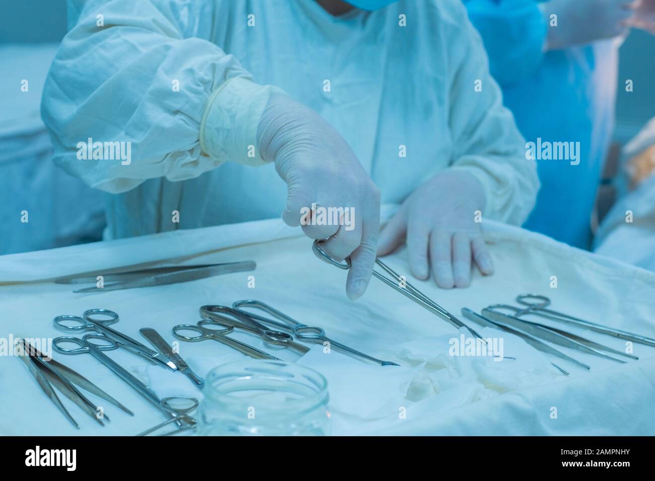 Стерильный перевязочный стол. Хирургия стерильный стол. Накрытие стерильного стола. Накрывание стерильного стола для инструментов. Хирургическая медсестра и инструменты.