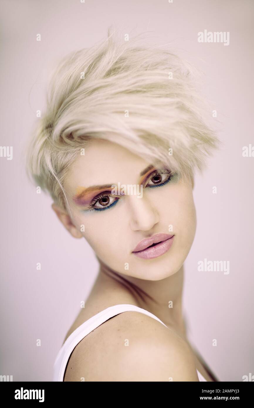 Blonde bob hi-res stock photography and images - Alamy