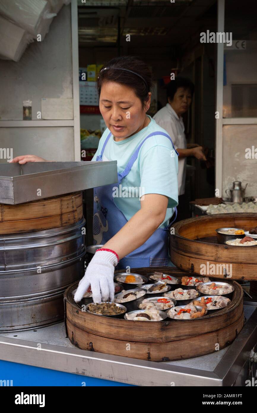 Hong Kong lifestyle - a street market trader preparing street food, Kowloon, Hong Kong Asia Stock Photo