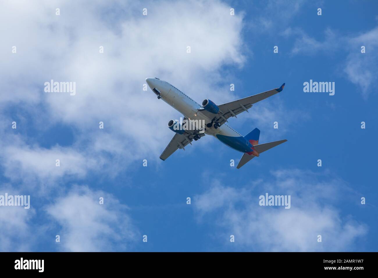 Airplane take off in slow hi-res stock photography and images - Alamy