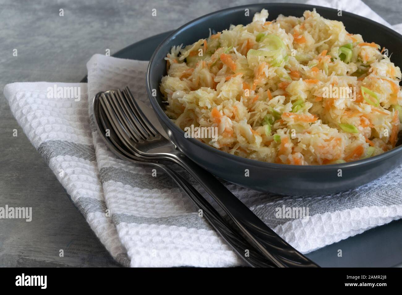 Fresh salad of raw cabbage, leeks and carrots, multivitaminico natural ... Fresh salad of raw cabbage, leeks and carrots, multivitaminico natural ...