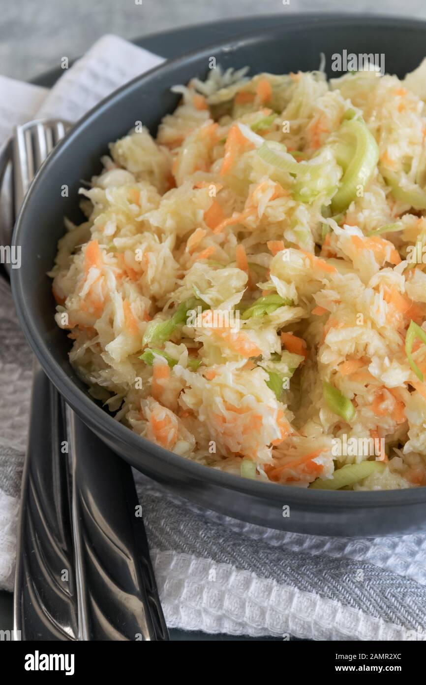 Fresh salad of raw cabbage, leeks and carrots, multivitaminico natural ... Fresh salad of raw cabbage, leeks and carrots, multivitaminico natural ...