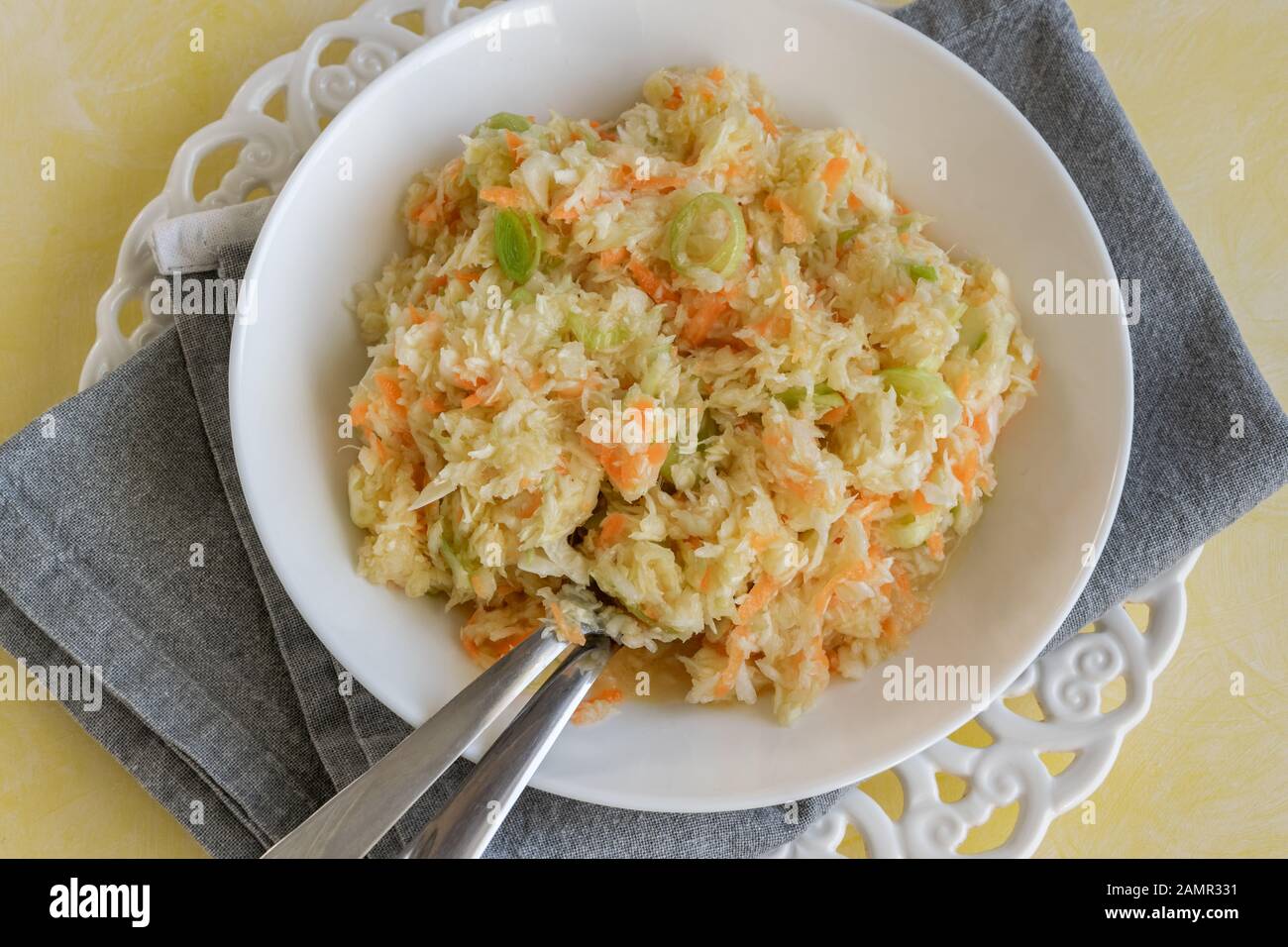 Fresh salad of raw cabbage, leeks and carrots, multivitaminico natural ... Fresh salad of raw cabbage, leeks and carrots, multivitaminico natural ...