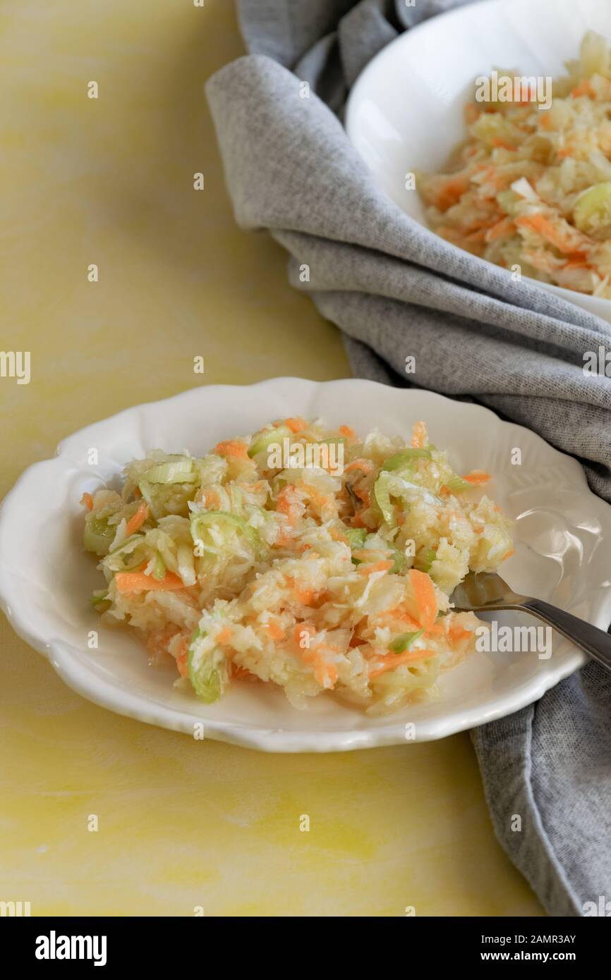 Fresh salad of raw cabbage, leeks and carrots, multivitaminico natural ... Fresh salad of raw cabbage, leeks and carrots, multivitaminico natural ...