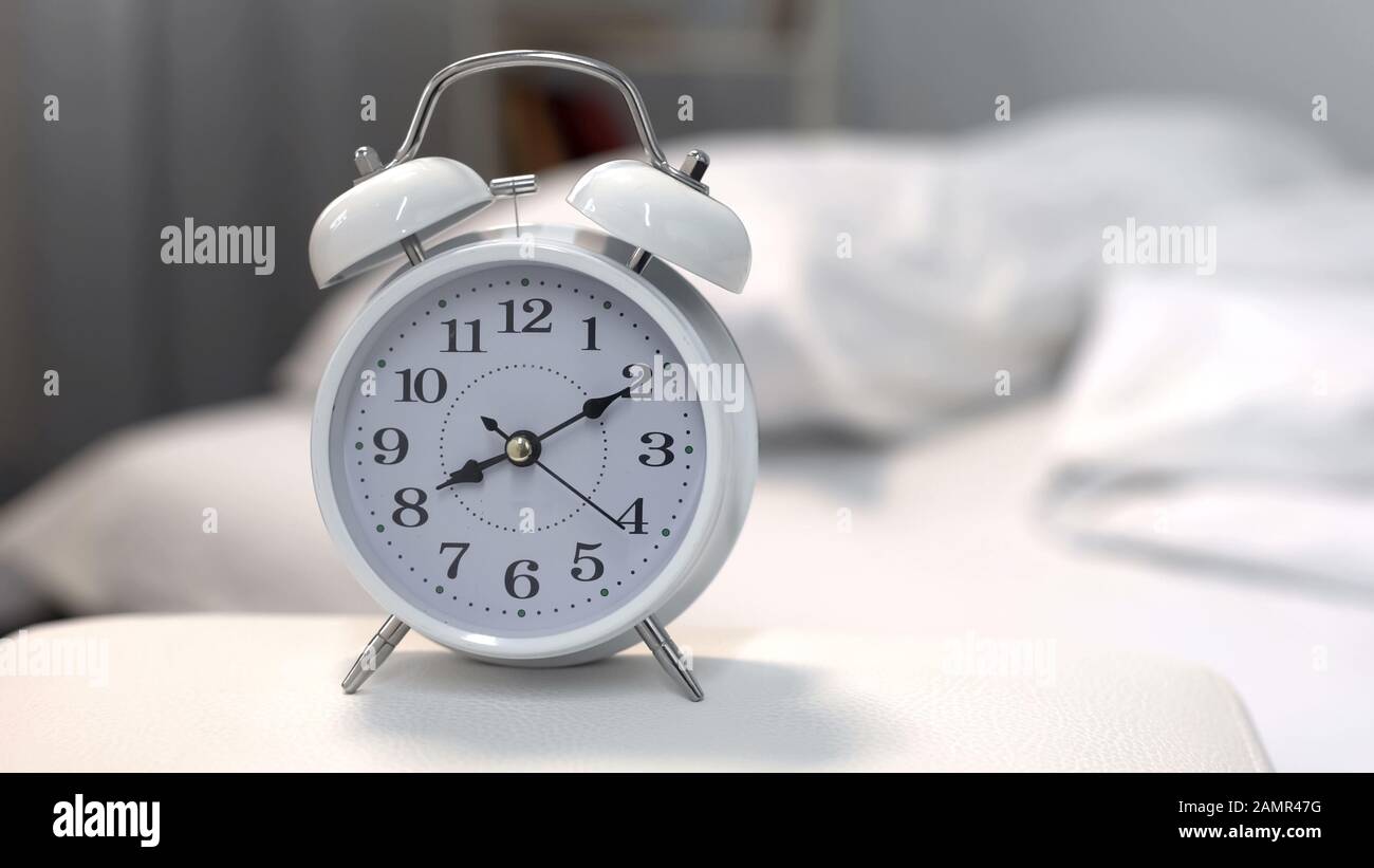 Me clock bed. будильник у кровати. будильник у кровати. будильник в комнате. будильник на тумбочке.