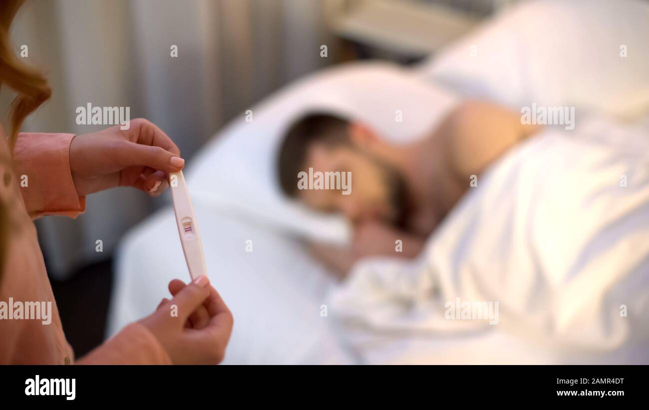 Спать готовить слушать 6. Тест на беременность на постели. Тест на беременность на кровати. Тест на беременность футаж.