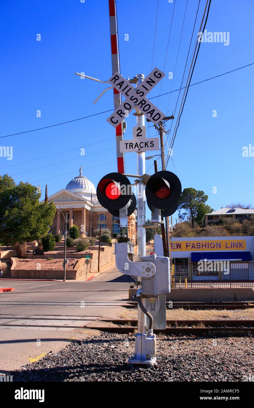 Railroad crossing sign white and red hires stock photography and images Alamy