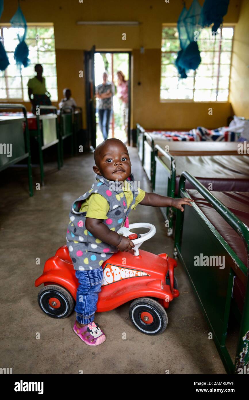 RWANDA, Butare, health center Gikonko, boy with plastic toy car Bobby Car Stock Photo
