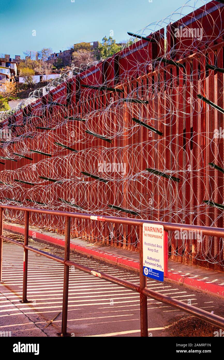 Razor wire fence wall hires stock photography and images Alamy
