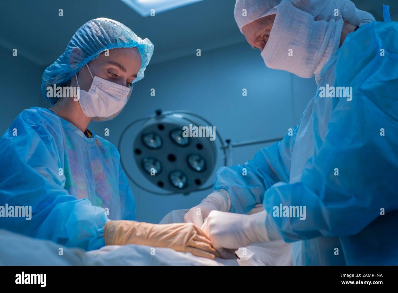Операция из мужчины в женщину видео. Мужчина в женщину операция. Уролог операции мужичина.