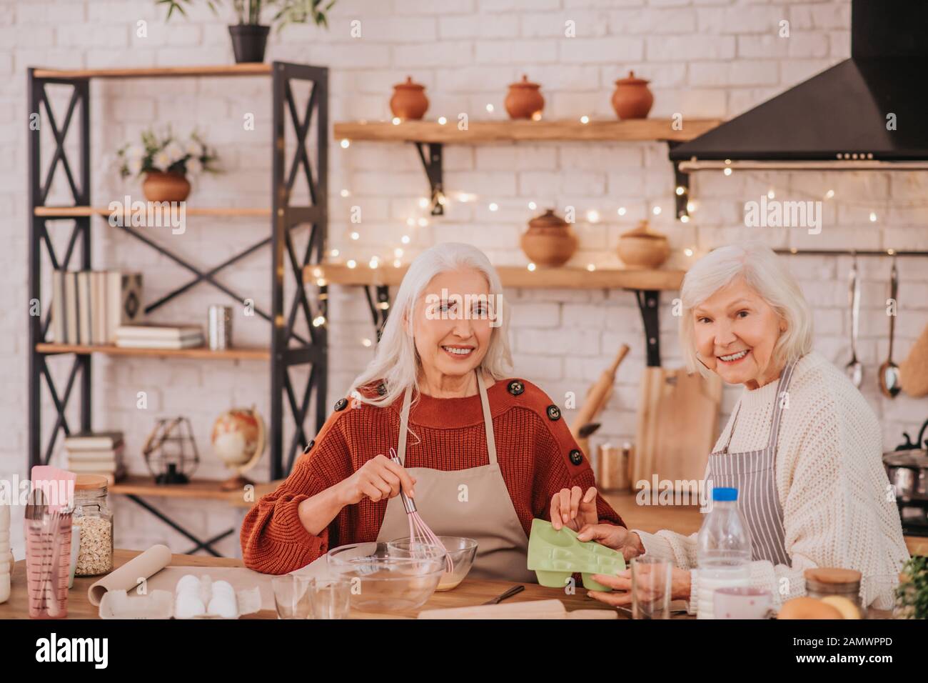 Nice smile happy elderly women hi-res stock photography and images - Alamy