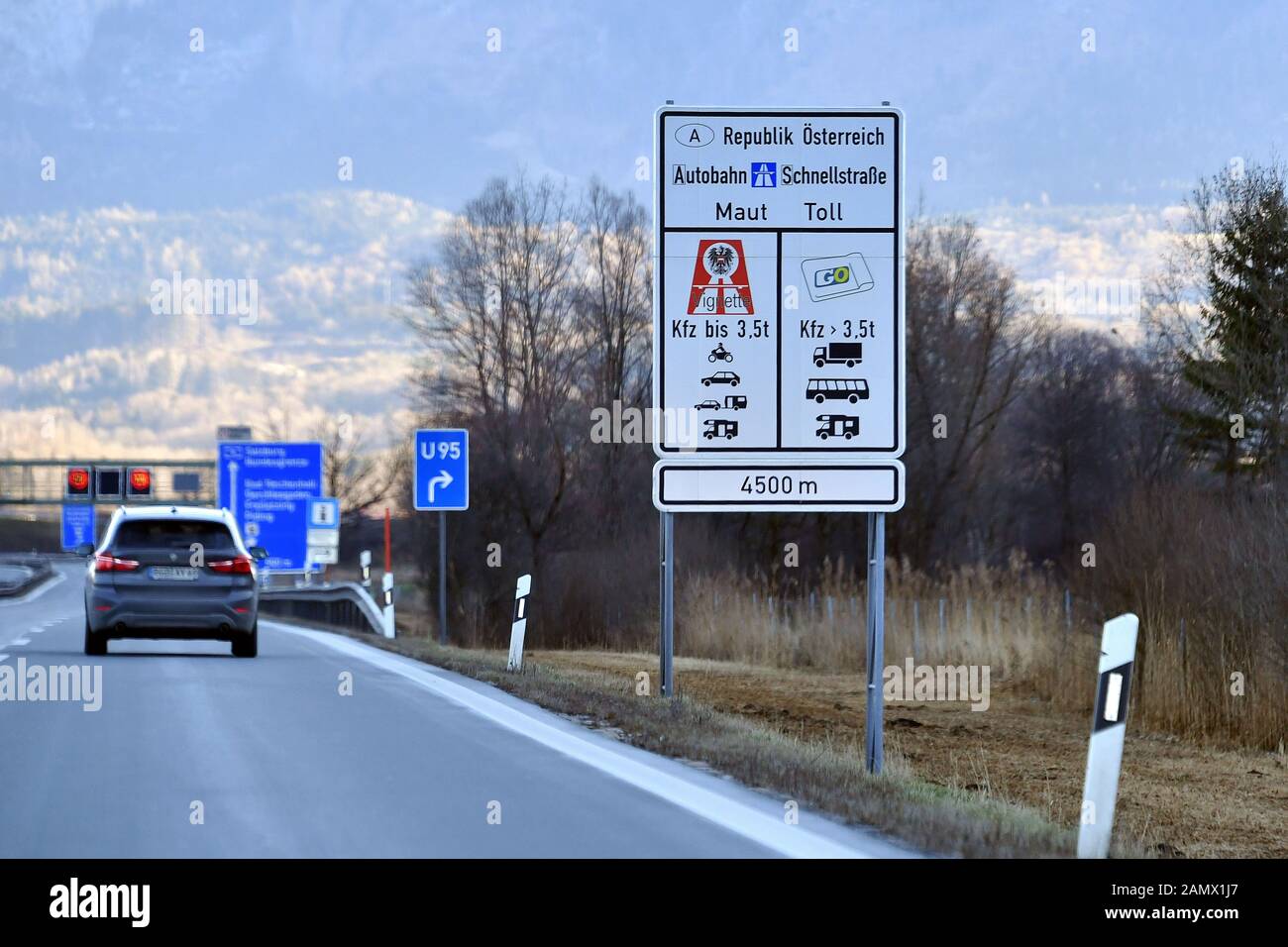 Bad Reichenhall, Deutschland. 14th Jan, 2020. Grenzuebergang Walserberg  Germany/Austria with signs MAUT, TOLL, VIGNETTE, Autobahnvignette, Pickerl,  Autobahn A8 near Bad Reichenhall. Road traffic, cars, freeway, | usage  worldwide Credit: dpa/Alamy Live News