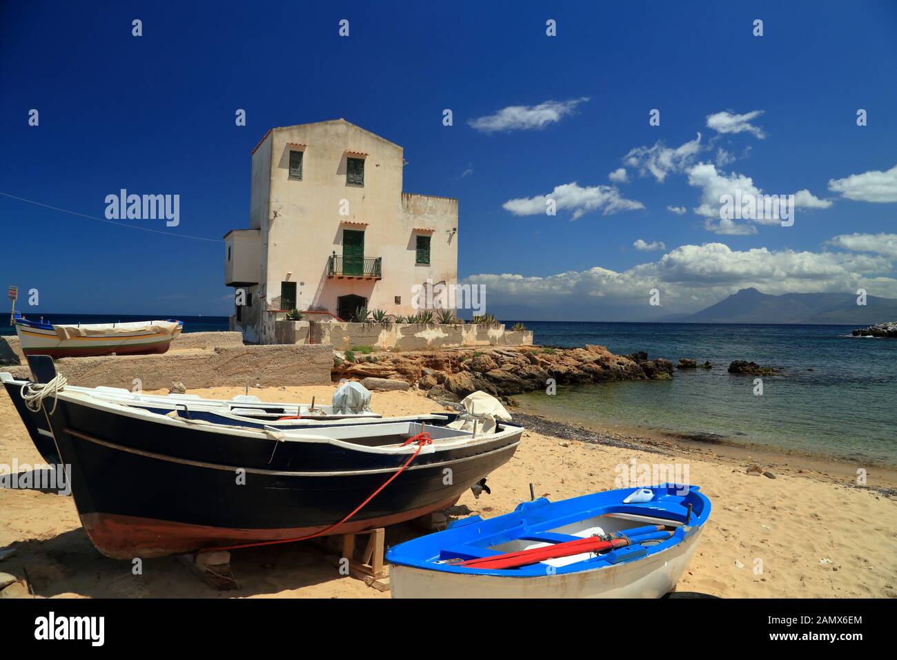 Single fisherman house on the beach, La baia di Sant'Elia, Santa Flavia Stock Photo