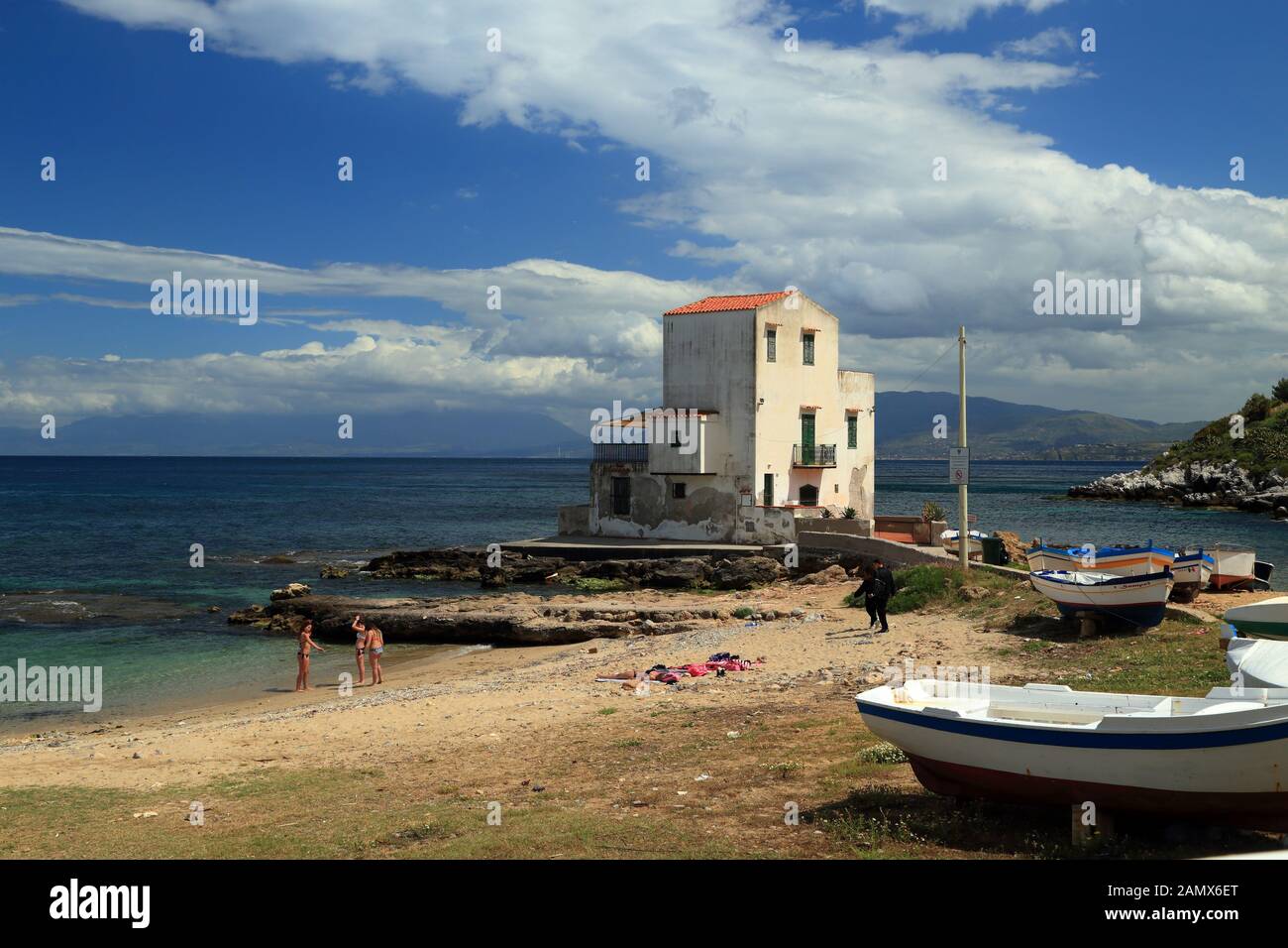 Single fisherman house on the beach, La baia di Sant'Elia, Santa Flavia Stock Photo