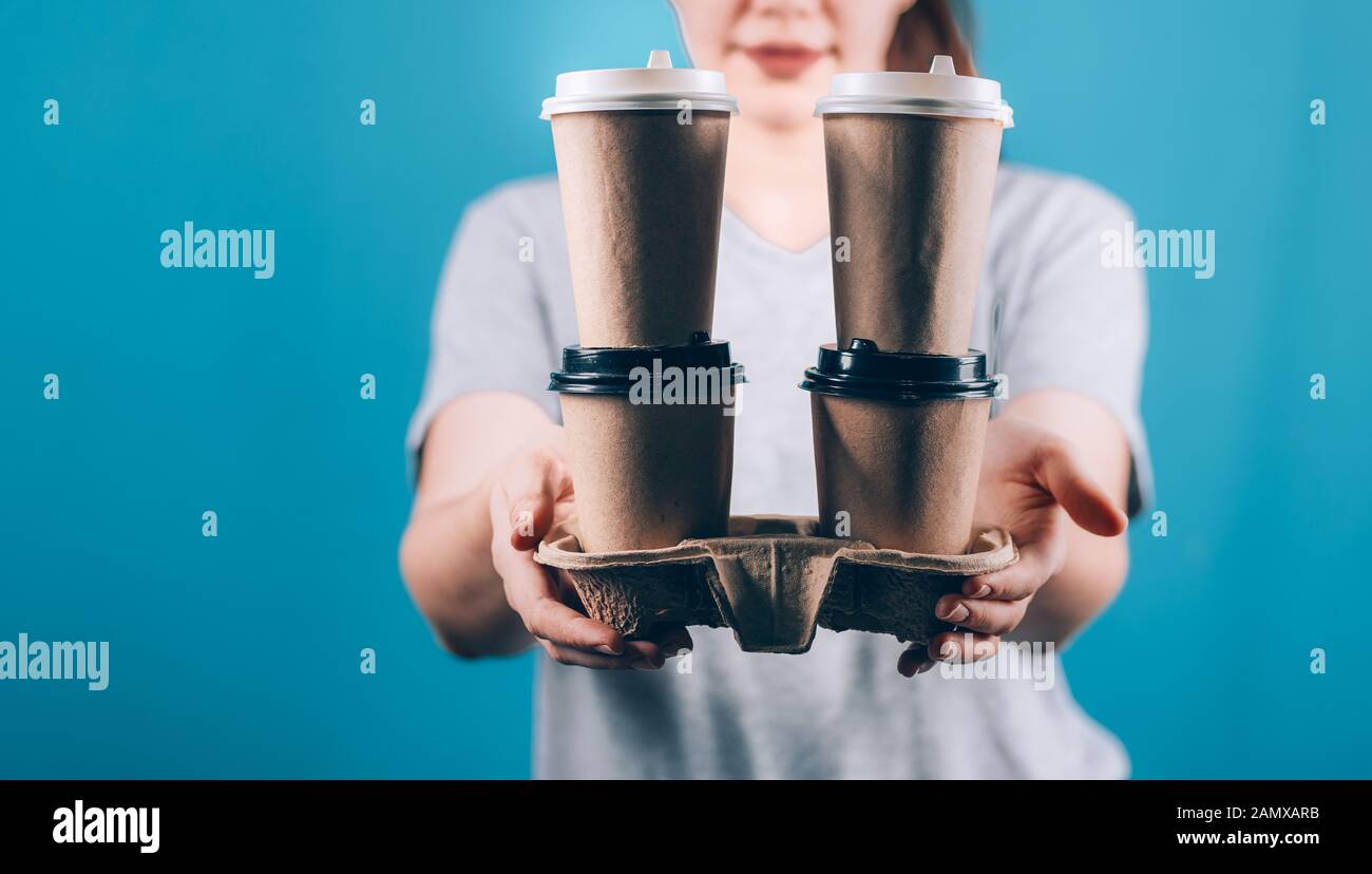 Female hand holding a Coffee paper cup Stock Photo - Alamy