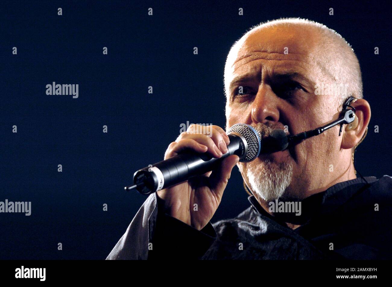 Peter gabriel live hi-res stock photography and images - Alamy