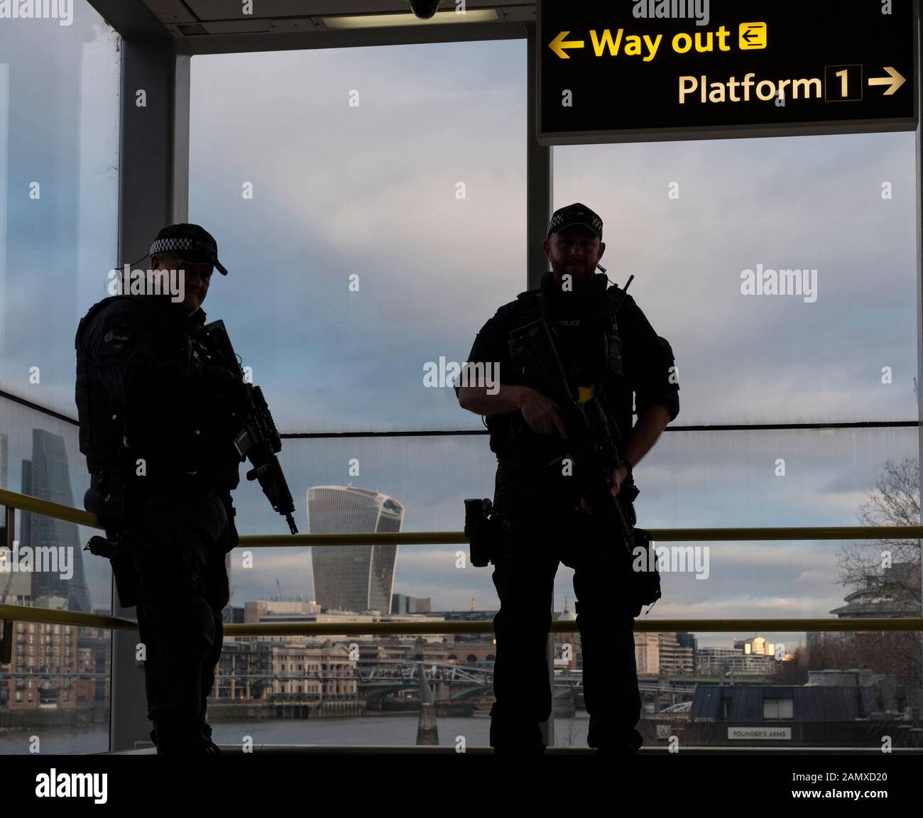 Armed police london hi-res stock photography and images - Alamy