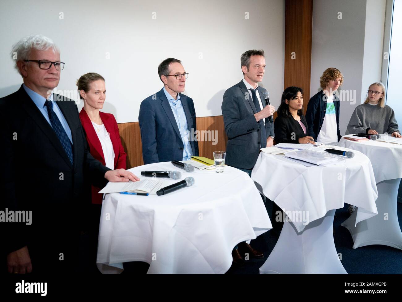Berlin, Germany. 15th Jan, 2020. Lawyer Remo Klinger (4th vl) explains the lawsuit of Deutsche Umwelthilfe, Greenpeace, Germanwatch and BUND against the climate package passed by the Bundestag and the Federal Government alongside Jürgen Resch (l-r, DUH), Barbara Metz (DUH), Sascha Müller-Kraenner (DUH), Yiyi Prue (plaintiff from Bangladesh), Jonathan Heckert (Fridays for Future) and Miriam Siebeck (Fridays for Future). Credit: Kay Nietfeld/dpa/Alamy Live News Stock Photo