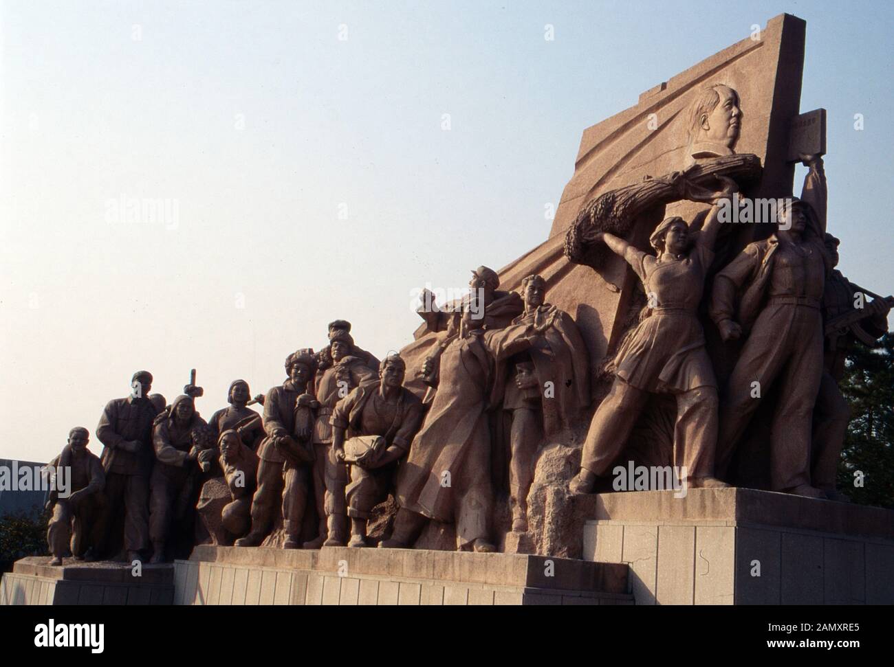 Arbeitnehmer Denkmal vor der Mao Zedong Memorial Hall auf dem Platz des Himmlischen Friedens in Peking, China um 1990. Worker's monument on Tiananmen Square at Beijing, China around 1990. Stock Photo