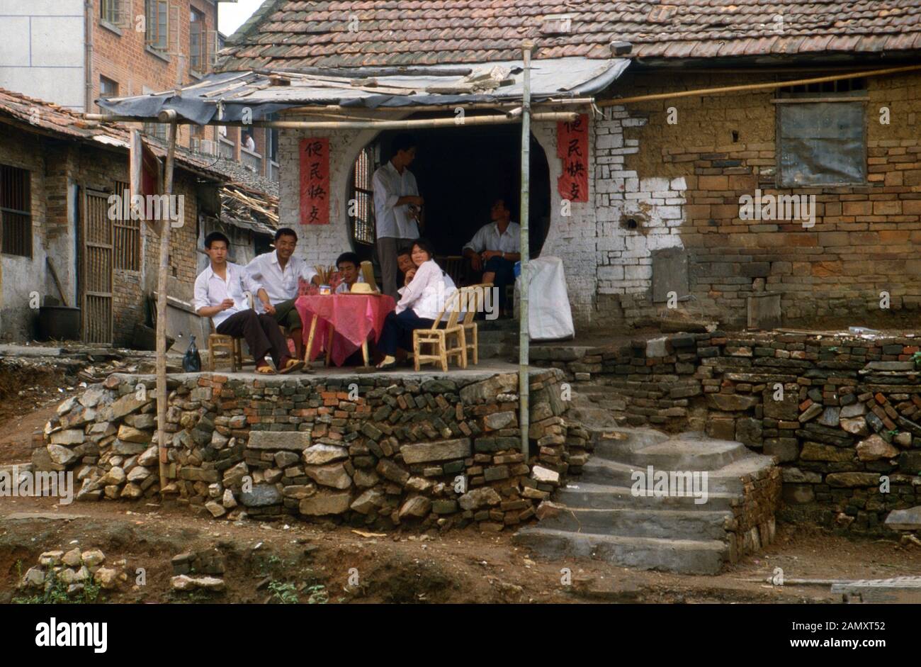 Chinesische Familie Sitzt Beim Essen Auf Der Veranda Vor Ihrem
