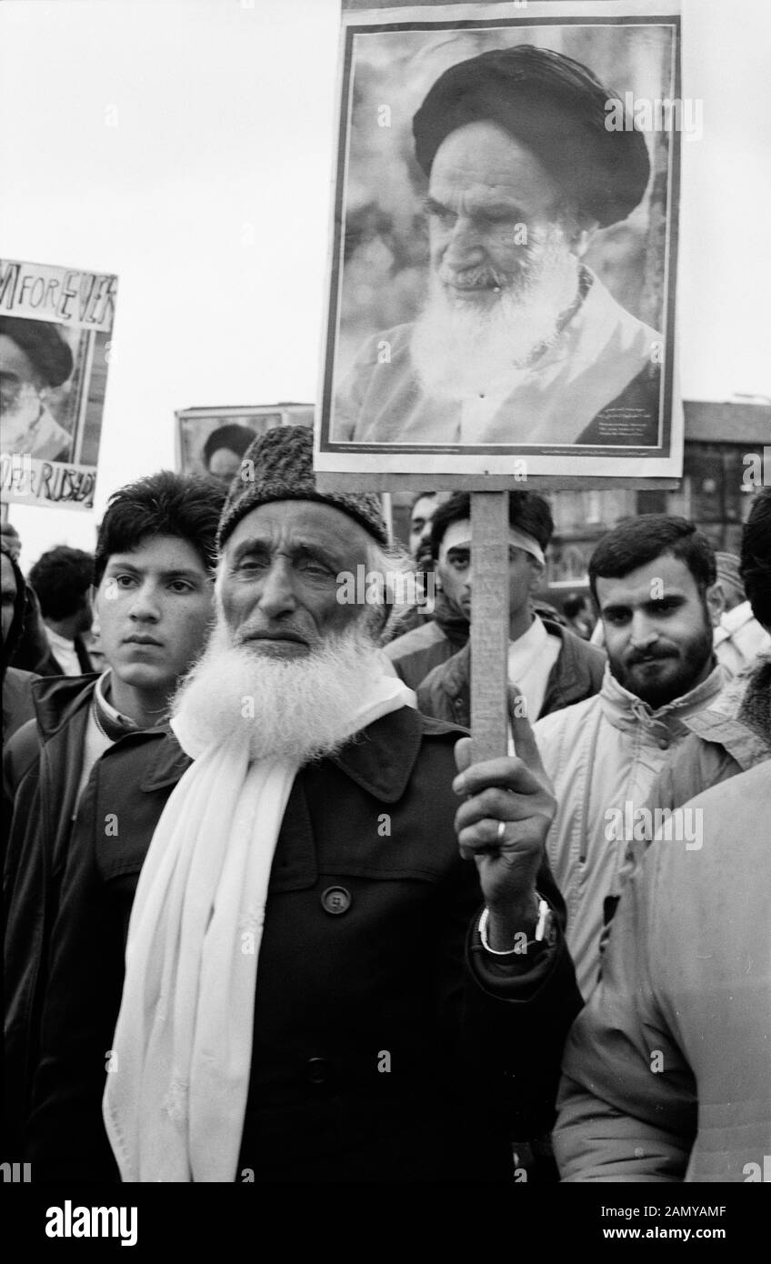 Salman Rushdie Protesters hold images of Iranian Leader Ayatollah Khomeini (11 February 1979 – 3 June 1989), Anti Rushdie Rally, Bradford GB 1990. Stock Photo