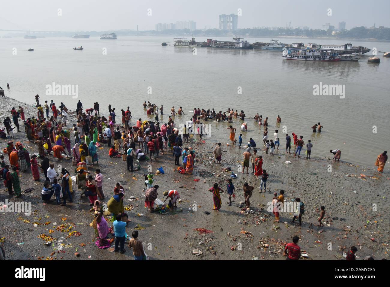 Kolkata, India. 15th Jan, 2020. Hindu devotees taking holy dip in the Ganges, on the occasion of Makar Sankranti festival on Wednesday, January 15, 2020. (Photo by Biswarup Ganguly/Pacific Press) Credit: Pacific Press Agency/Alamy Live News Stock Photo