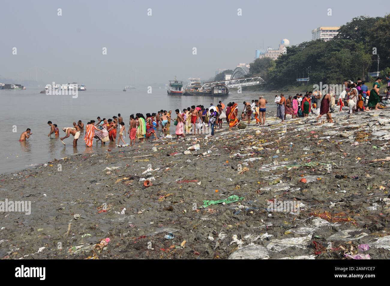 Kolkata, India. 15th Jan, 2020. Hindu devotees taking holy dip in the Ganges, on the occasion of Makar Sankranti festival on Wednesday, January 15, 2020. (Photo by Biswarup Ganguly/Pacific Press) Credit: Pacific Press Agency/Alamy Live News Stock Photo