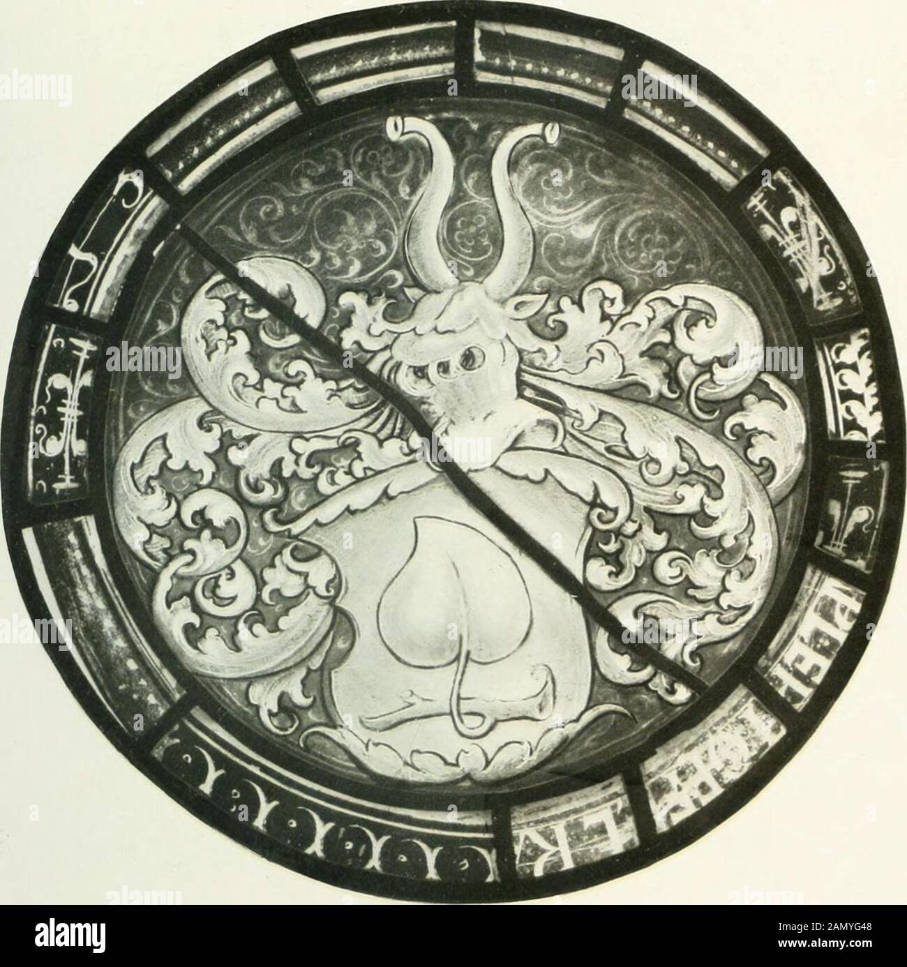 Schwäbische Glasmalerei . Nach Hans Leu (?), Zürich, um 1520 — Schwäbiscli, um 1525 91 Maß: 14,5 cm Durchmesser. Technik: Grau in grau K*-ma]t. Silherircib. Hier und da neu übergangen.Erhaltung: Gut. Erwerbung: Im Juli 1!)07 von Fritz Emmerling in Rottweil erworben (Inventar III,Nr. 12558 c).. Schwäbisch, um 1523. 46. Rundes Wappenscheibchen von Hornstein. Das Wappen führt eine weiße, über einem gelben Dreiberg gebogene Hirschstange in Blau. Helmzier fehlt. (Es stimmtmit dem des Wappenbuches von Abt Ulrich in St. Gallen, nicht mit Siebmachers Wappen-buch überein — Bd. I, S. 113 -- wo das Feld Stock Photo