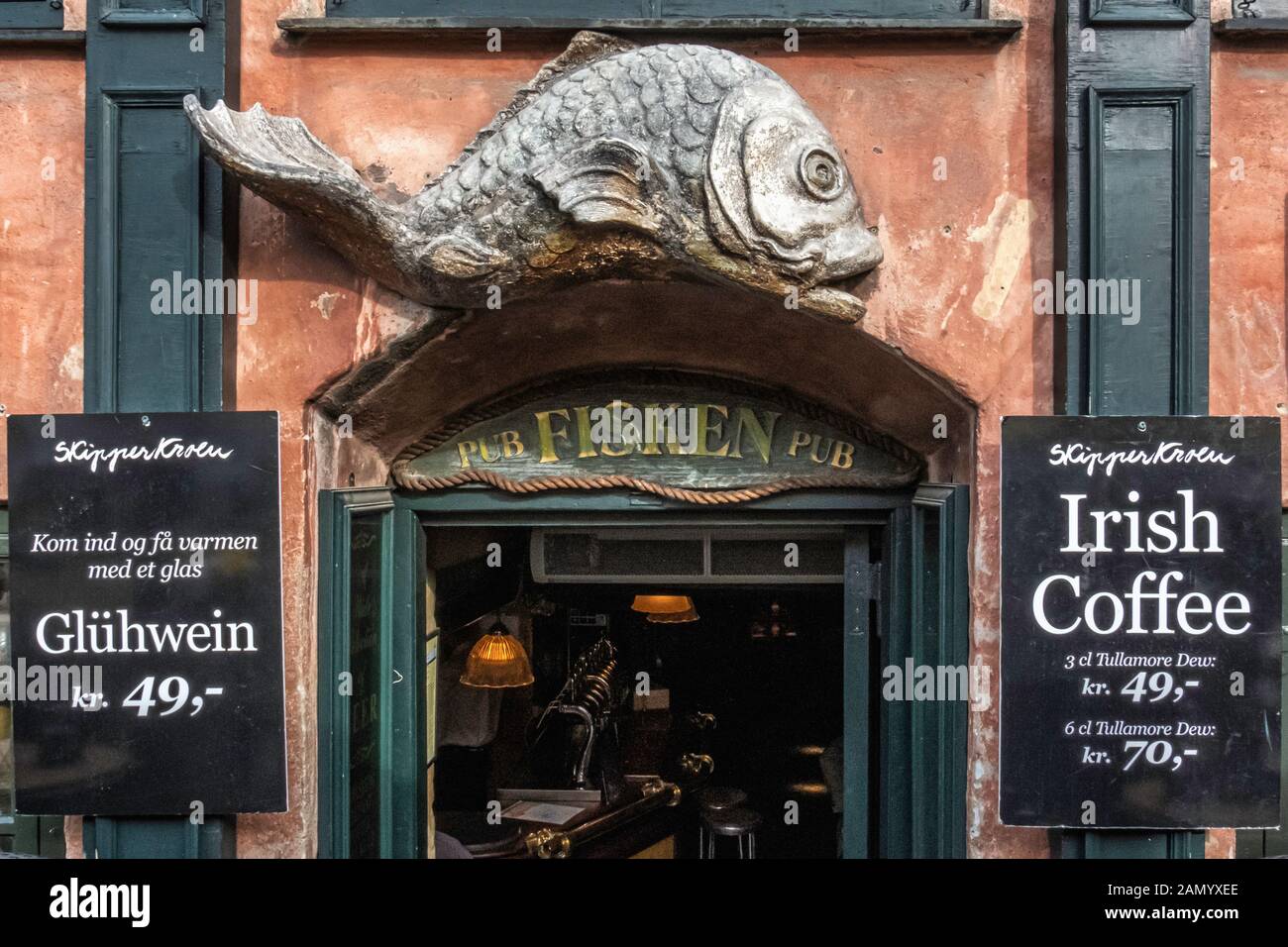 Denmark, Copehagen, Nyhavn, Fisken Pub Exterior. New Harbour waterfront ...