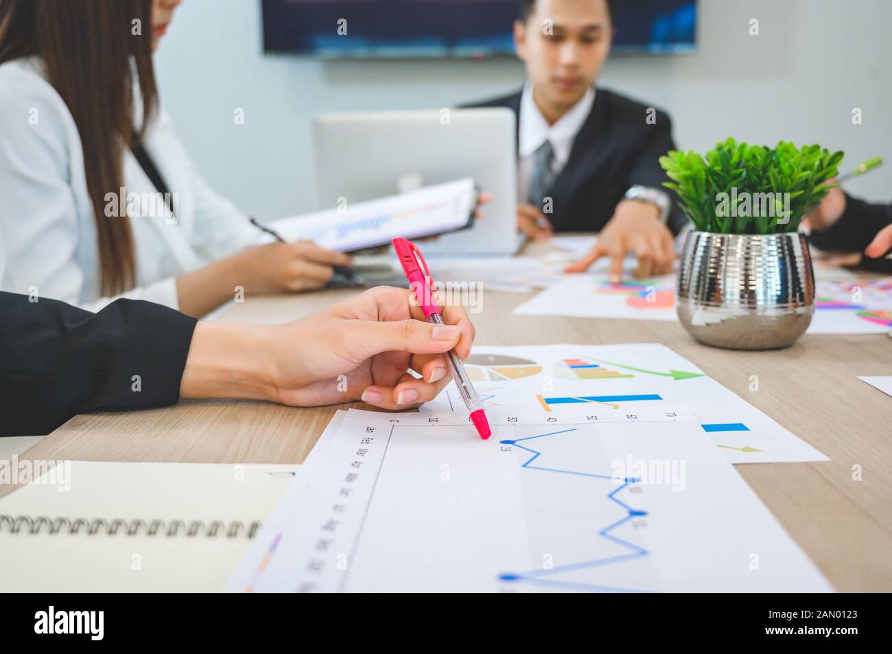 Business people are meeting and graphing business growth on a desk Stock Photo