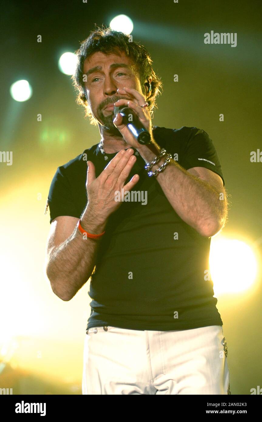 Milan Italy 05/04/2005, live concert of The Queen  at the Forum Assago  : Paul Rodgers during the concert Stock Photo