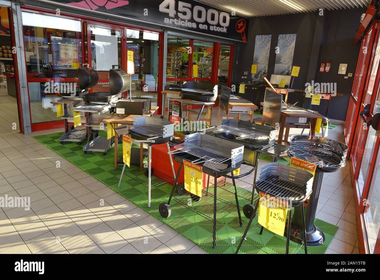 France Brive La Gaillarde 08/2018, Empty hardware store, DIY Shop