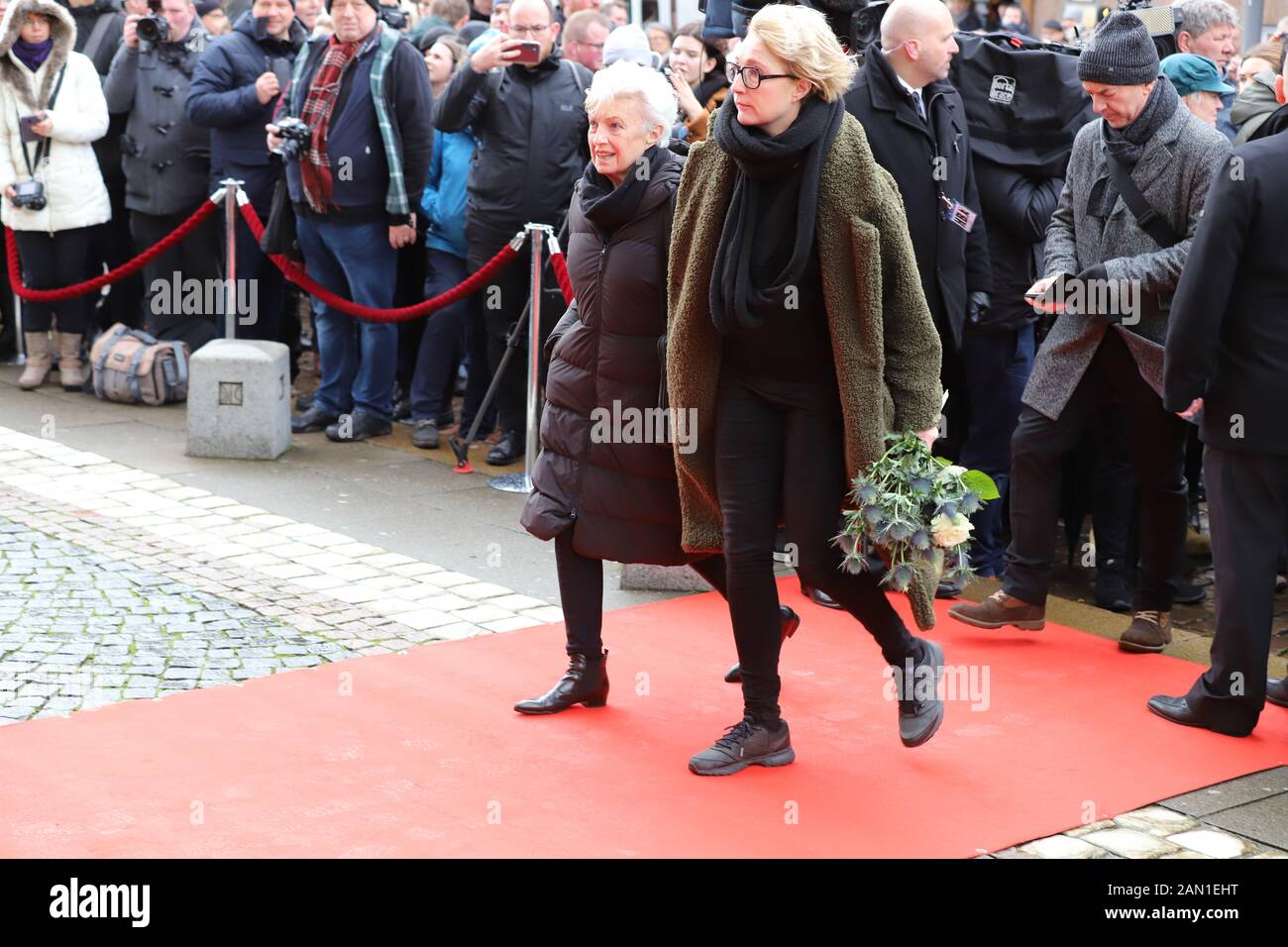 v.l. Nicole Heesters mit Tochter Saskia Fischer, Trauerfeier für Jan Fedder, St. Michaelis ...