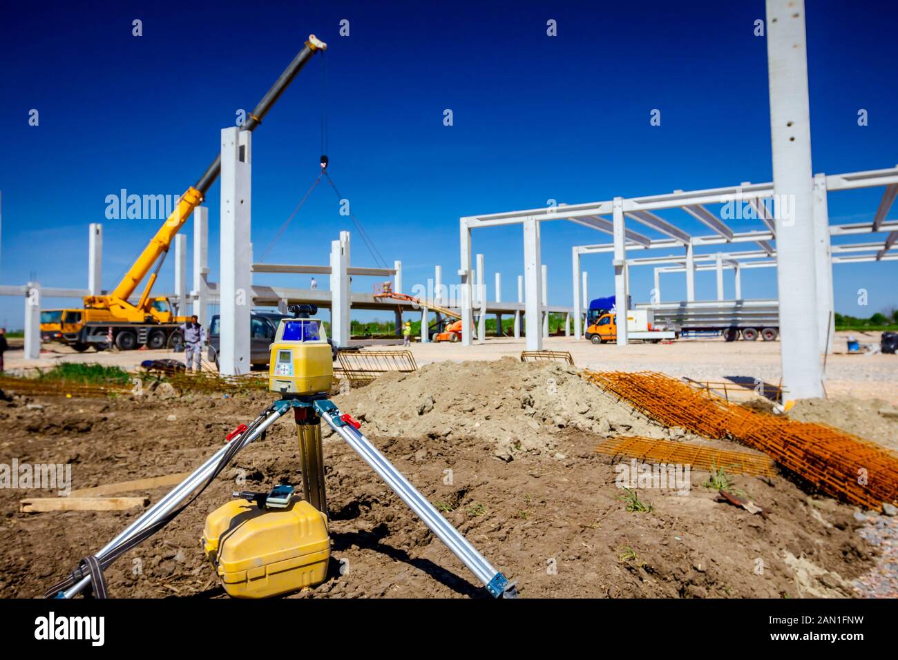 Total center device with laser for leveling other devices to level