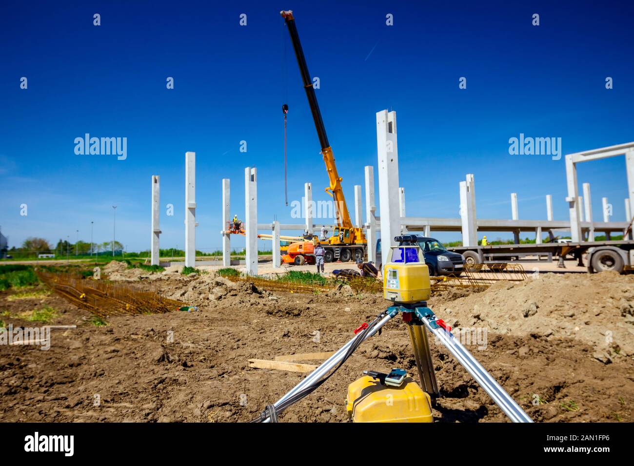 Total center device with laser for leveling other devices to level