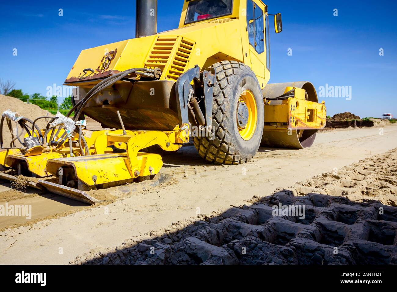 Vibration plate compactor is mounted to the steamroller, compacting